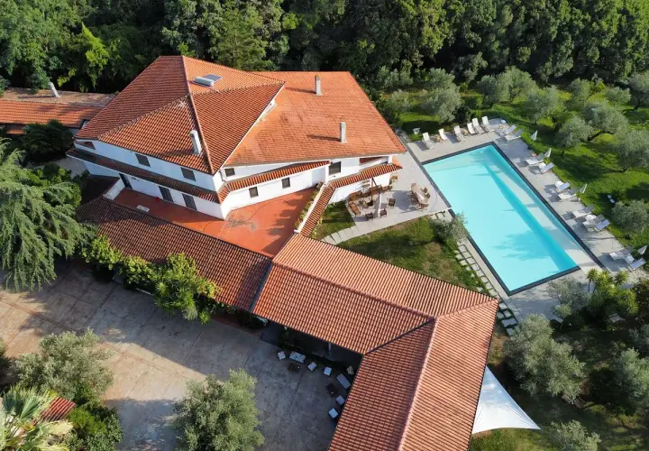 Vue aérienne d'un agriturismo en Calabre avec piscine, terrasses et oliveraie. Un havre de paix pour des vacances authentiques.