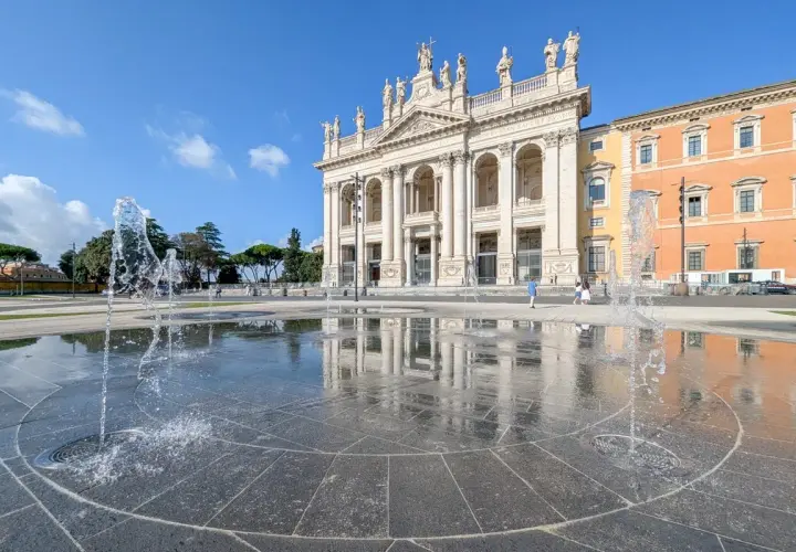 Fontaines devant la basilique Saint-Jean-de-Latran à Rome, sous un ciel bleu éclatant.