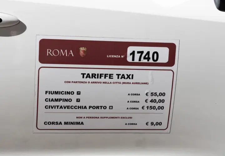 Taxi Rome Fiumicino prix : 55€ pour la course. Le taxi affiche aussi les tarifs pour Ciampino (40€) et Civitavecchia (150€).