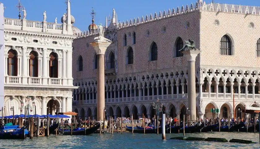 Gondoles amarrées devant le Palais des Doges, un monument emblématique de Venise. L'accès à certains sites touristiques de Venise est payant.
