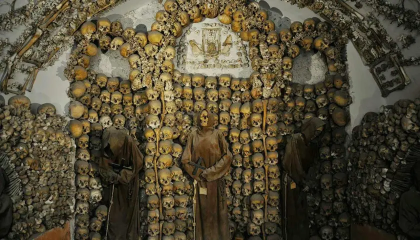 La crypte des capucins, un ossuaire macabre orné de milliers de crânes et d'ossements, avec des moines momifiés en tenue monastique.