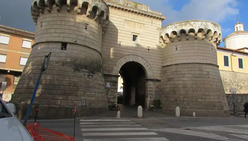 Porte monumentales de Velletri, avec des tours rondes et un arc imposant.