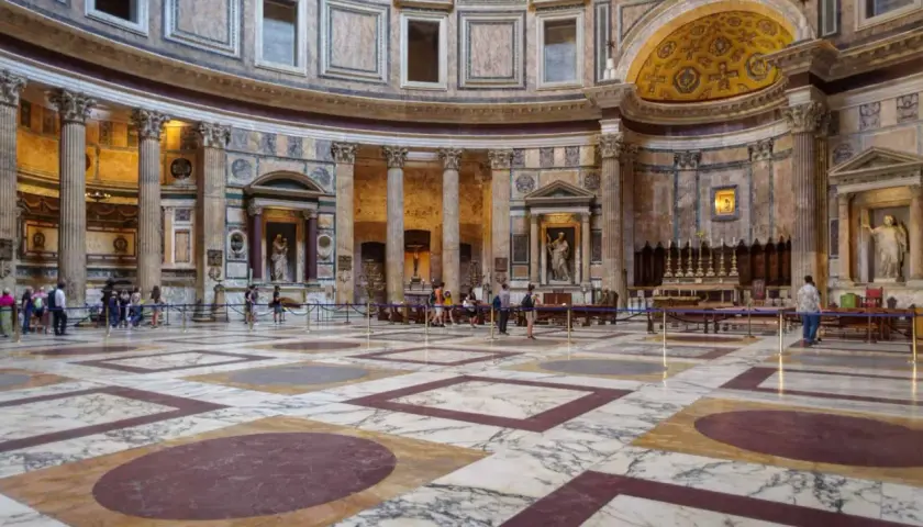 Intérieur du Panthéon de Rome, avec son sol marbré et ses colonnes imposantes. La durée de la visite est souvent courte, mais l'émerveillement est immense.