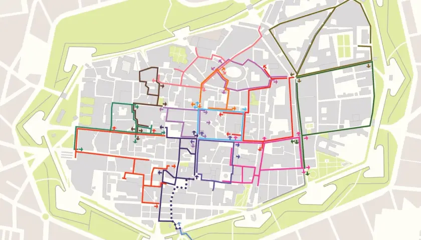 Plan de circulation coloré dans le centre historique de Lucca, indiquant les sens uniques et les itinéraires piétons.