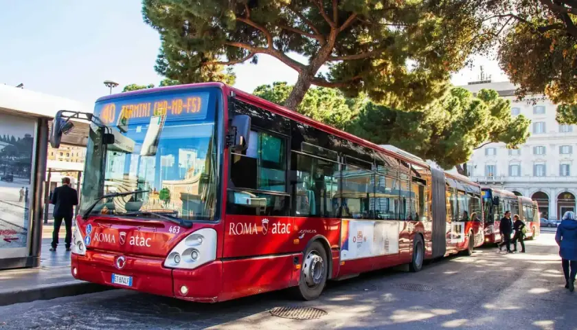 Bus rouge 40 en direction de Termini, une bonne option pour rejoindre le Vatican depuis la gare.