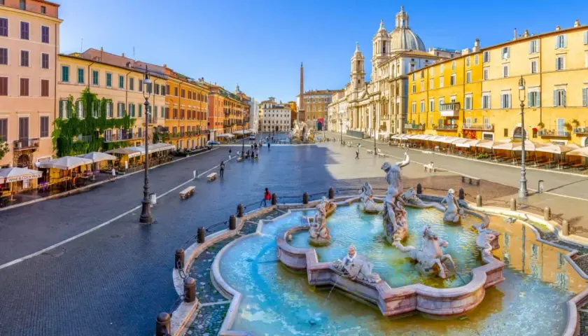 Fontaine de Neptune et bâtiments colorés sur la Piazza Navona, un matin de septembre à Rome.