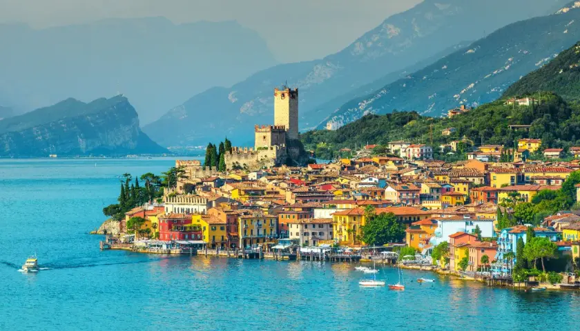 Vue pittoresque de Malcesine, un village italien coloré au bord du lac de Garde, dominé par un château médiéval.