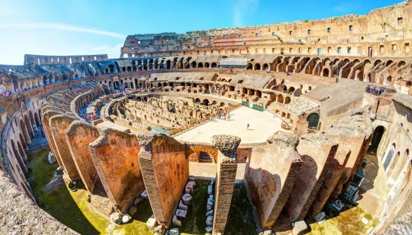Vue intérieure du Colisée de Rome, un site historique impressionnant. Le prix de la visite est abordable pour découvrir ce monument.