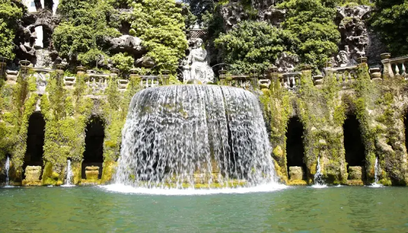 Magnifique cascade et statues dans un jardin luxuriant, une invitation à visiter Tivoli.