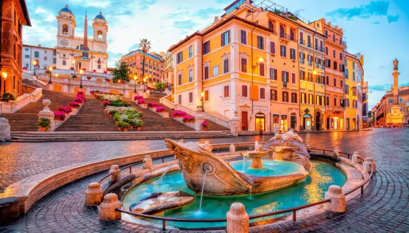 Fontaine de la Barcaccia et escalier de la Trinité-des-Monts, un tableau idyllique de Rome en mai, baigné par la lumière dorée du crépuscule.