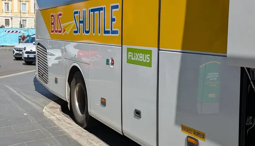 Bus Shuttle Flixbus, prêt à emmener les voyageurs de l'aéroport de Rome vers le Vatican.