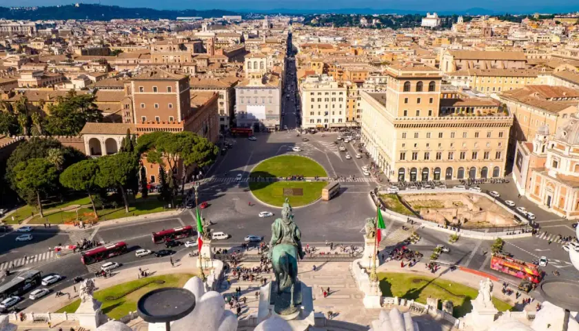 Vue aérienne de la Piazza Venezia à Rome, avec le monument à Victor-Emmanuel II et le trafic animé.
