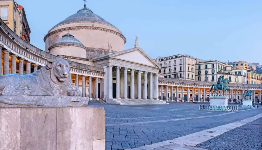 La Piazza del Plebiscito à Naples, avec son lion de pierre et sa basilique, parfaite pour visiter Naples en 1 jour.