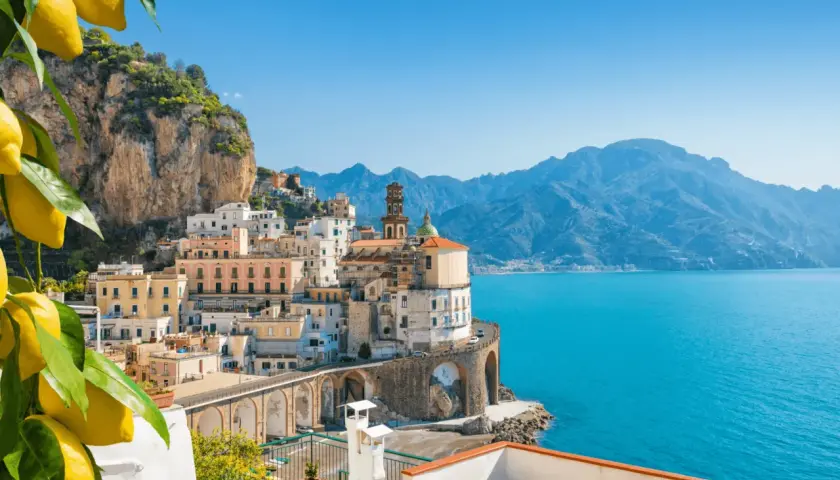 Vue pittoresque d'une ville côtière italienne avec des citronniers, parfaite pour un séjour de dormir chez l'habitant en Italie.
