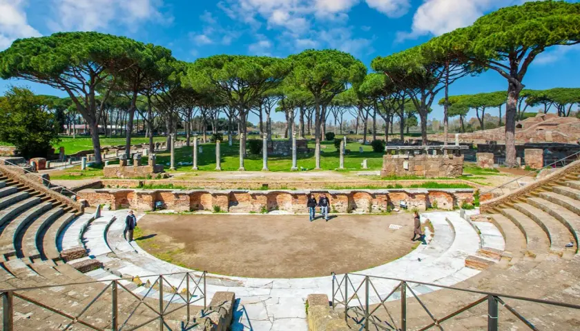 Ruines antiques d'Ostie, près de Rome. L'immense amphithéâtre, bordé de pins parasols, invite à imaginer le passé.