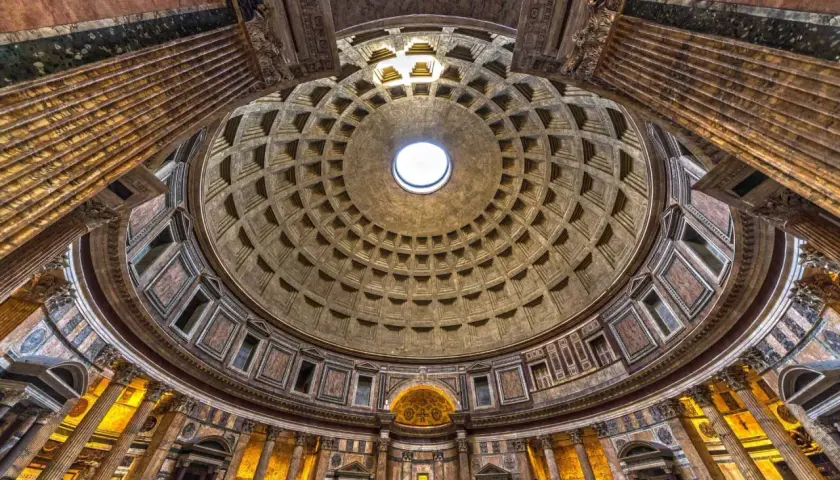 Le dôme du Panthéon de Rome, un chef-d'œuvre architectural, avec son oculus illuminant l'intérieur. Un prix d'architecture inestimable.