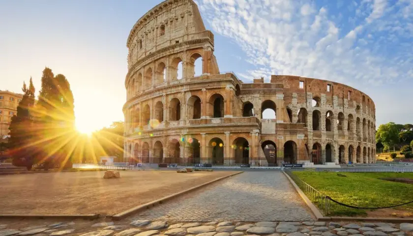 Le Colisée baigné par le soleil matinal, une vision parfaite pour visiter Rome en janvier.