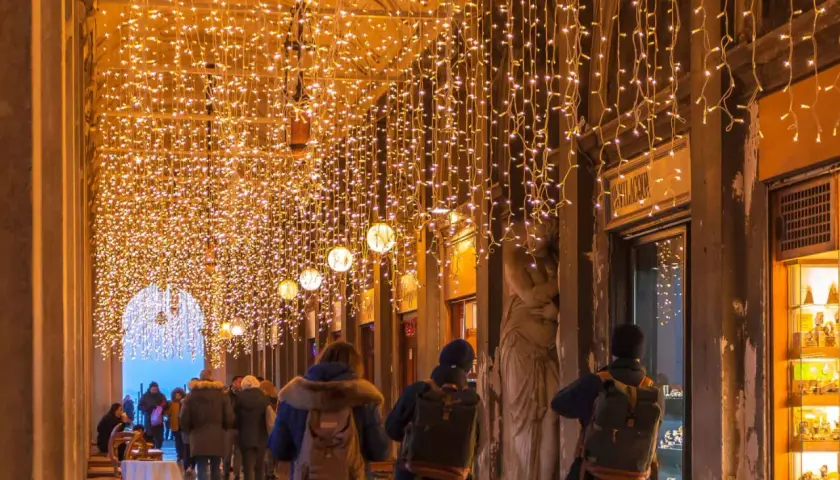 Promenade féerique sous les guirlandes lumineuses, une ambiance magique pour découvrir Venise en décembre.
