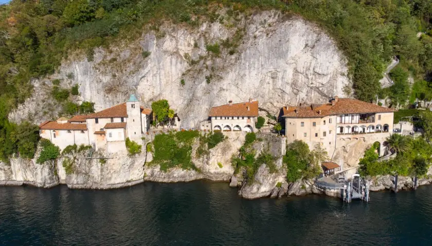 Ensemble de bâtiments accrochés à une falaise surplombant un lac, près de Baveno, Italie.