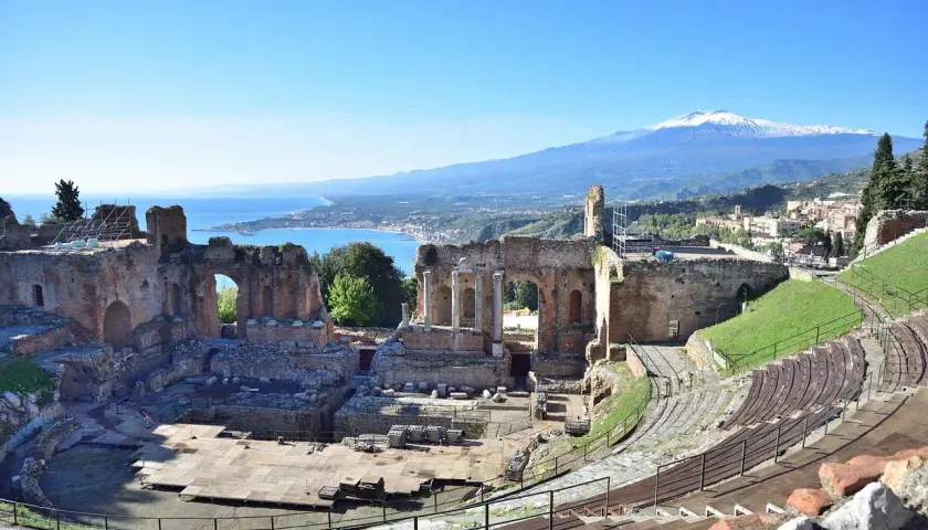 Théâtre antique de Taormine, avec l'Etna enneigé en arrière-plan. Un jour de marché taormina animé, les ruines se dressent fièrement.