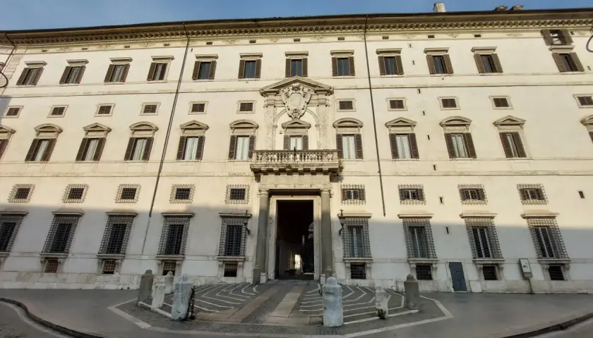 Façade imposante du **Palais Borghese** à Rome, avec ses fenêtres symétriques, son balcon orné et son entrée voûtée.