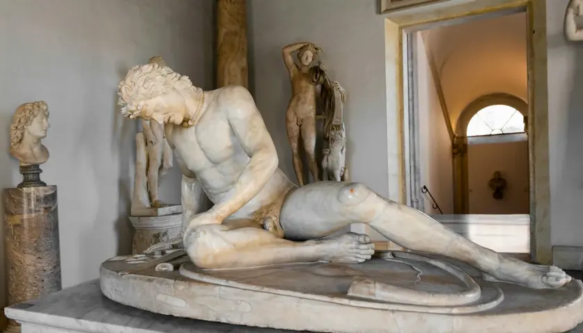 Sculptures antiques au musée du Capitole à Rome. Le tarif d'entrée permet d'admirer ces œuvres.