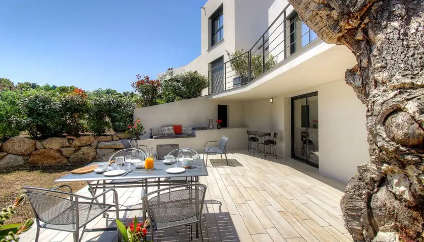 Terrasse ensoleillée avec table dressée pour le petit-déjeuner, un cadre idéal pour un séjour en Italie, l'équivalent d'un gîte de France.