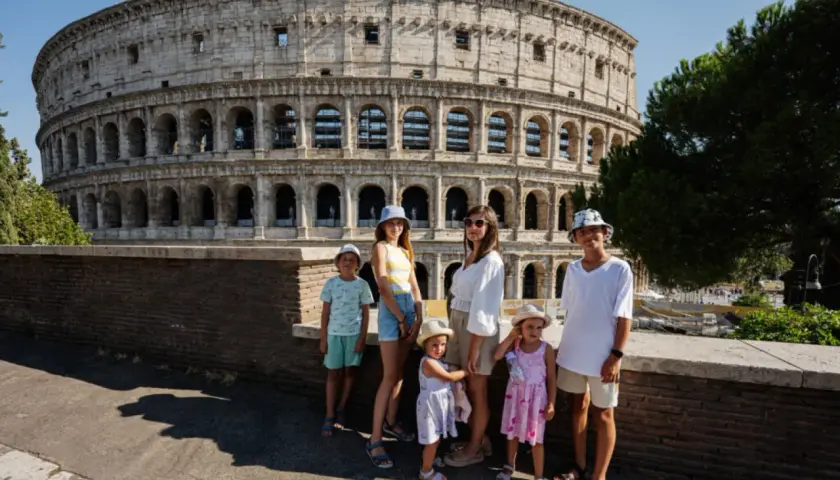 Famille profitant de Rome avec des enfants devant le Colisée.