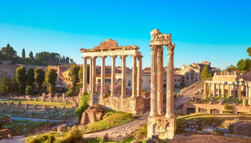 Ruines antiques sur le mont Palatin, vestiges d'un temple romain avec colonnes imposantes. Une visite inoubliable.