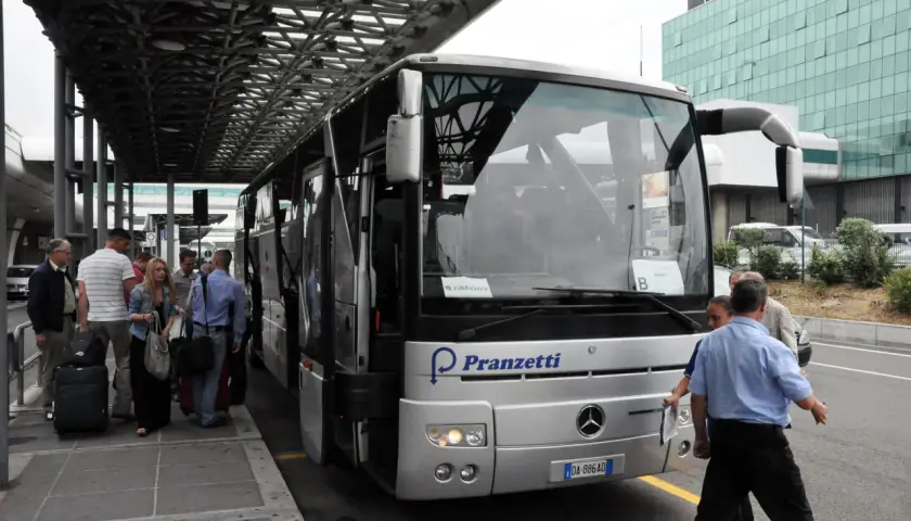 Des voyageurs attendent le bus Pranzetti pour Fiumicino.