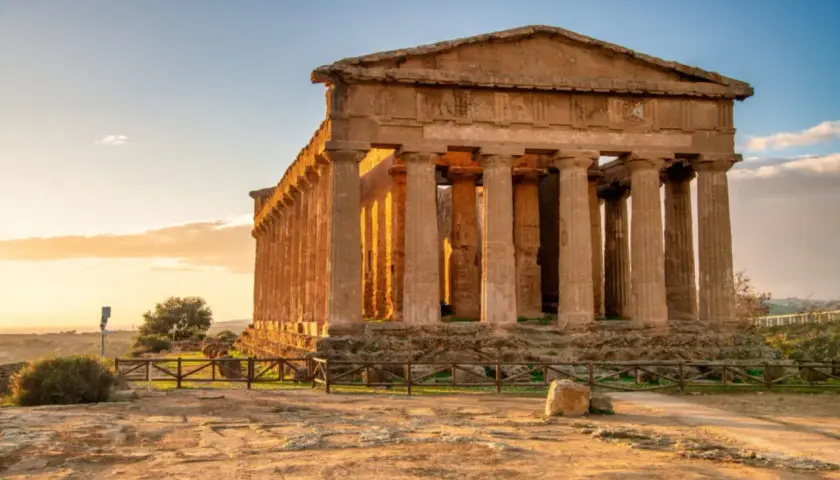 Temple de la Concorde à Agrigente, Sicile, baigné par la lumière dorée du soleil couchant.