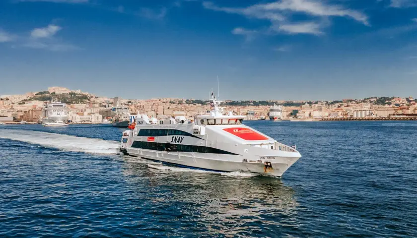Le ferry SNAV Orion navigue dans la baie de Naples, prêt à traverser la Méditerranée, peut-être vers Marseille.