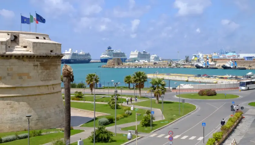 Port de Civitavecchia avec des paquebots de croisière. Idéal pour savoir comment aller de Civitavecchia à Rome.