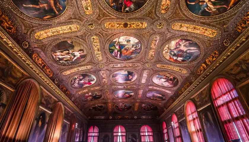 Magnifique plafond peint de la bibliothèque Marciana, orné de scènes mythologiques et de dorures.