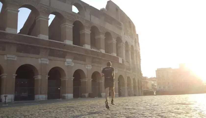 Un coureur matinal devant le Colisée, une image parfaite pour un séjour à visiter Rome en 3 jours.