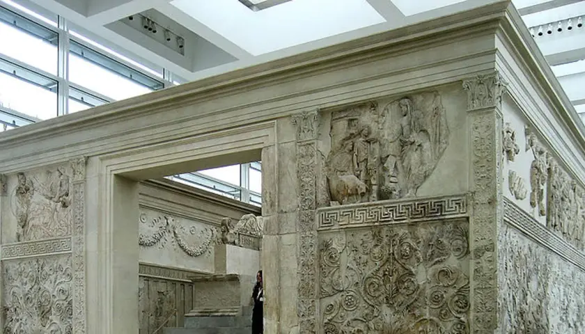 Ara Pacis : bas-reliefs romains sculptés sur un autel en marbre, dans un musée.