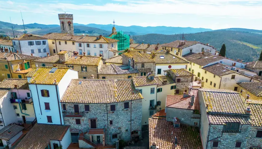 Vue aérienne d'un village toscan pittoresque, avec ses toits de tuiles ocres et ses maisons en pierre. Un paysage d'Italie authentique.