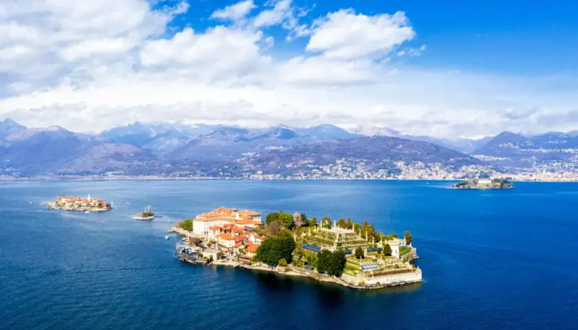 Îles pittoresques sur le Lac Majeur, offrant un hébergement de rêve avec des palais et jardins luxuriants.