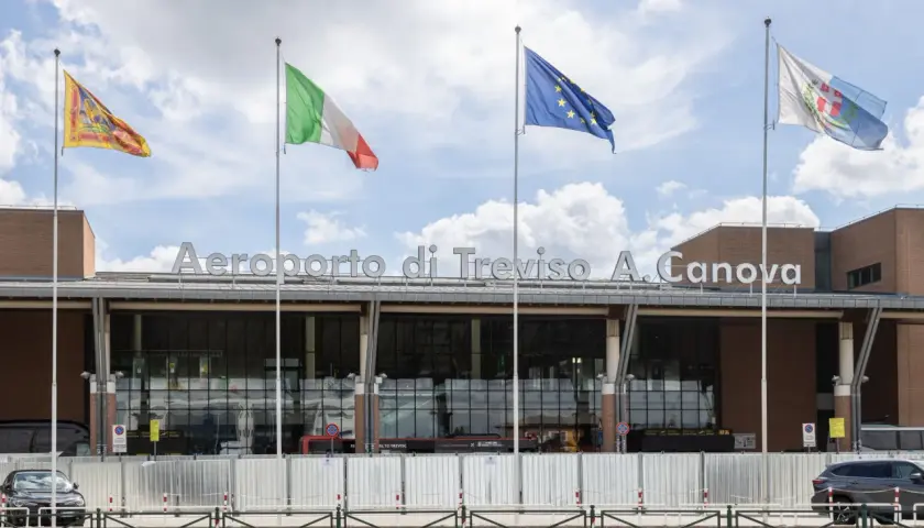 L'Aeroporto di Treviso A. Canova, avec les drapeaux italien et européen, est une option pour quel aéroport pour Venise.
