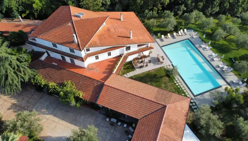 Vue aérienne d'un agriturismo en Calabre avec piscine, terrasses et oliveraie. Un havre de paix pour des vacances authentiques.