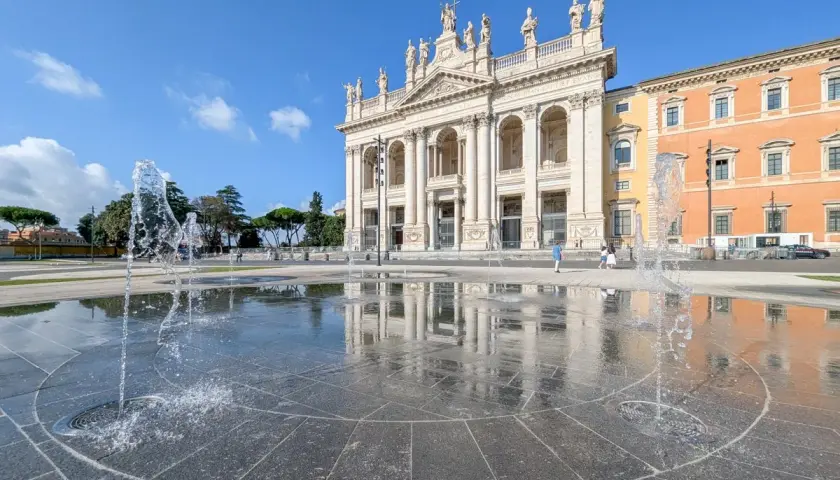 Fontaines devant la basilique Saint-Jean-de-Latran à Rome, sous un ciel bleu éclatant.