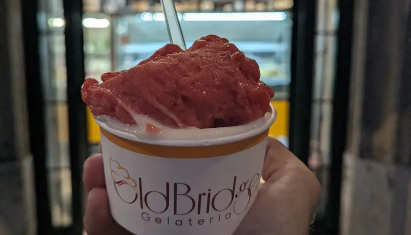 Un délice de glacier à Rome, une coupe de sorbet fraise onctueux de Old Bridge Gelateria.