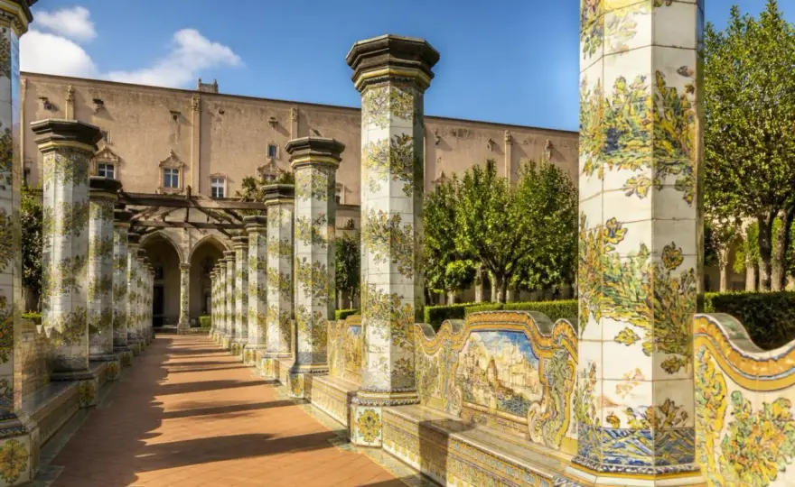 Santa Chiara à Naples - le cloître aux majoliques et la visite