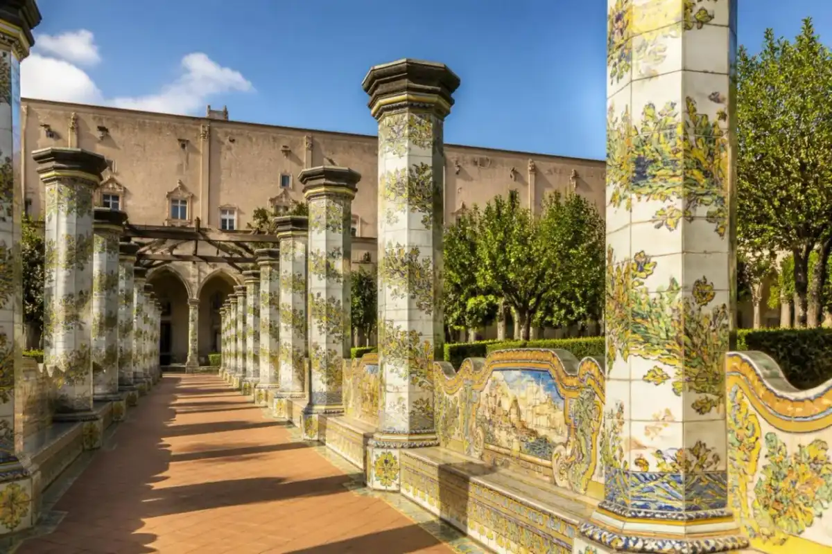 Santa Chiara à Naples - le cloître aux majoliques et la visite