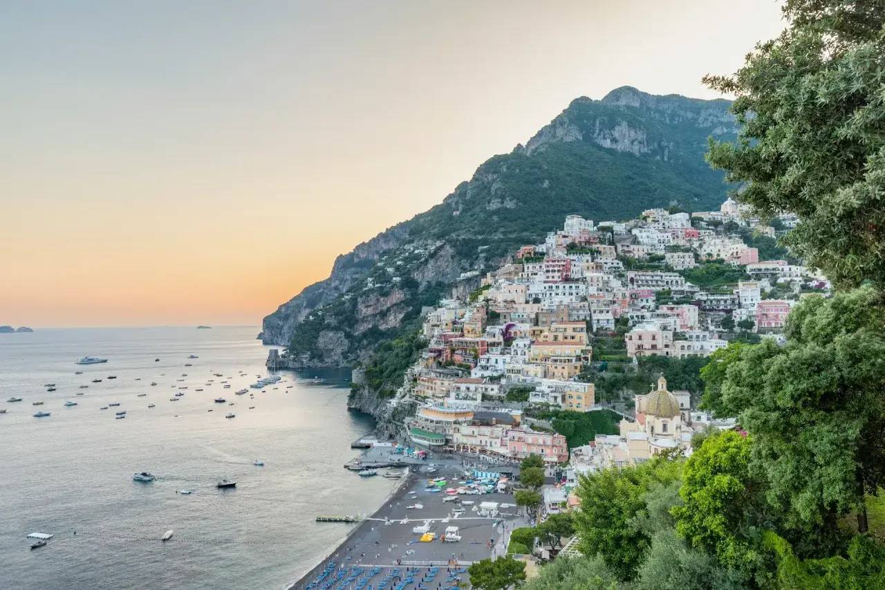Vue panoramique de Positano, joyau de la côte amalfitaine, en Italie. Les maisons colorées s'accrochent à la falaise, face à la mer scintillante.