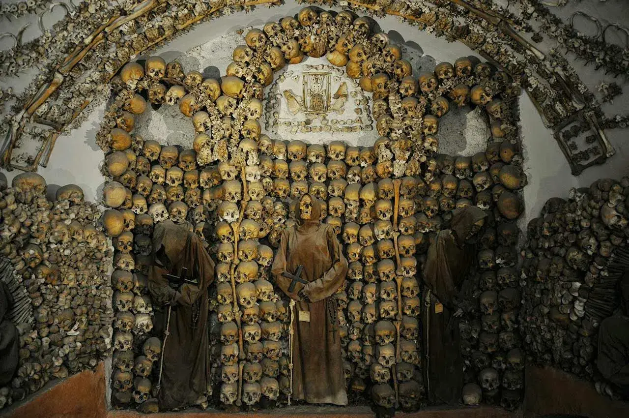 La crypte des capucins, un ossuaire macabre orné de milliers de crânes et d'ossements, avec des moines momifiés en tenue monastique.