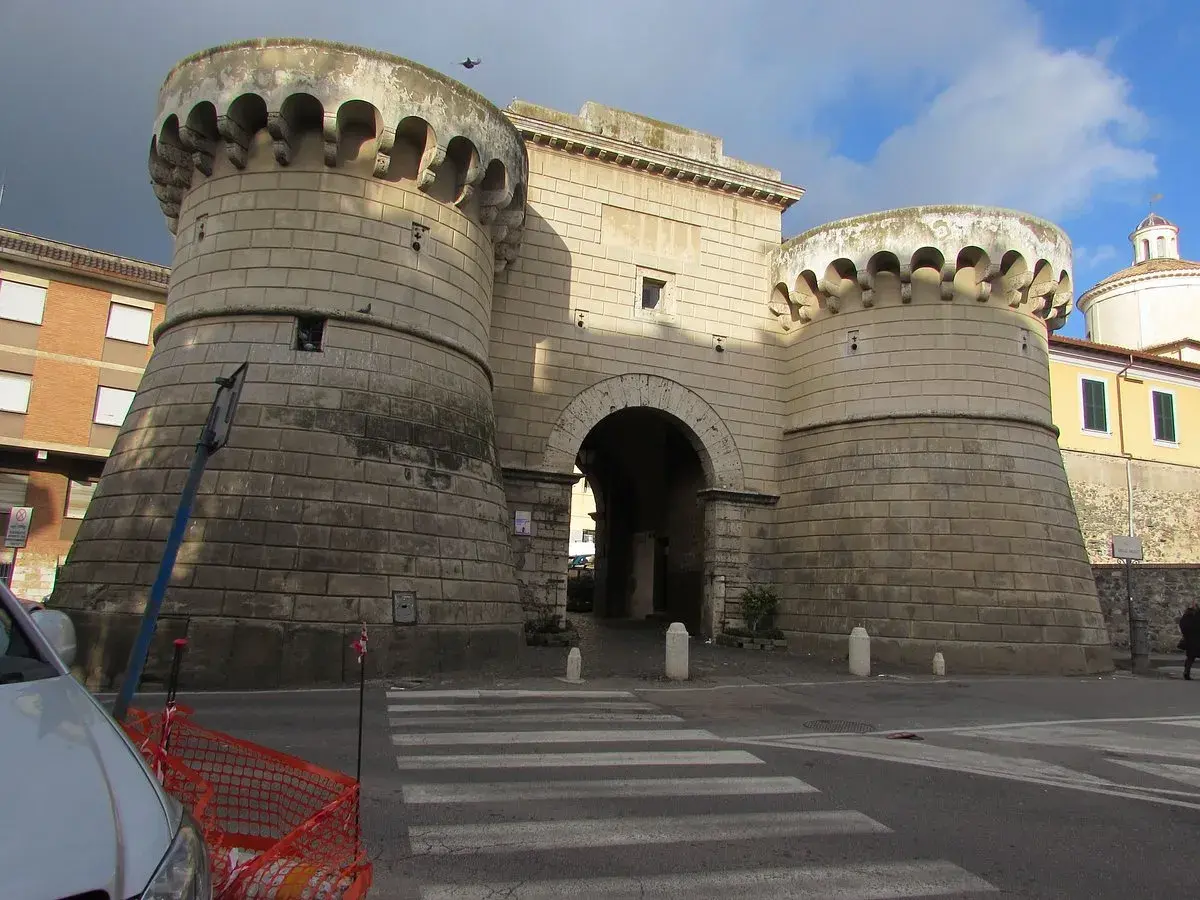 Porte monumentales de Velletri, avec des tours rondes et un arc imposant.
