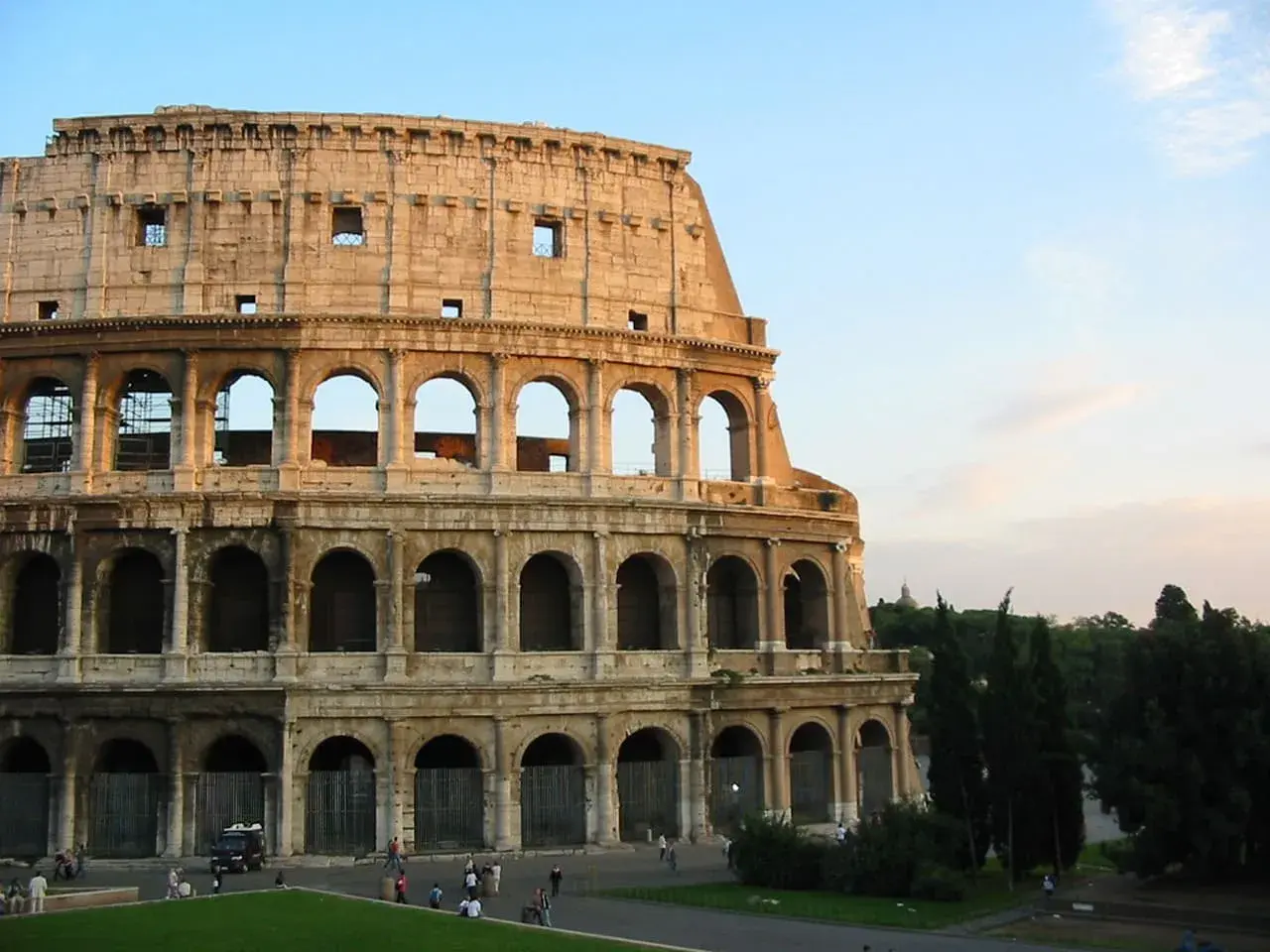 Le Colisée de Rome, idéal pour acheter un billet Colisée sur place. Le soleil se couche sur ce monument historique.