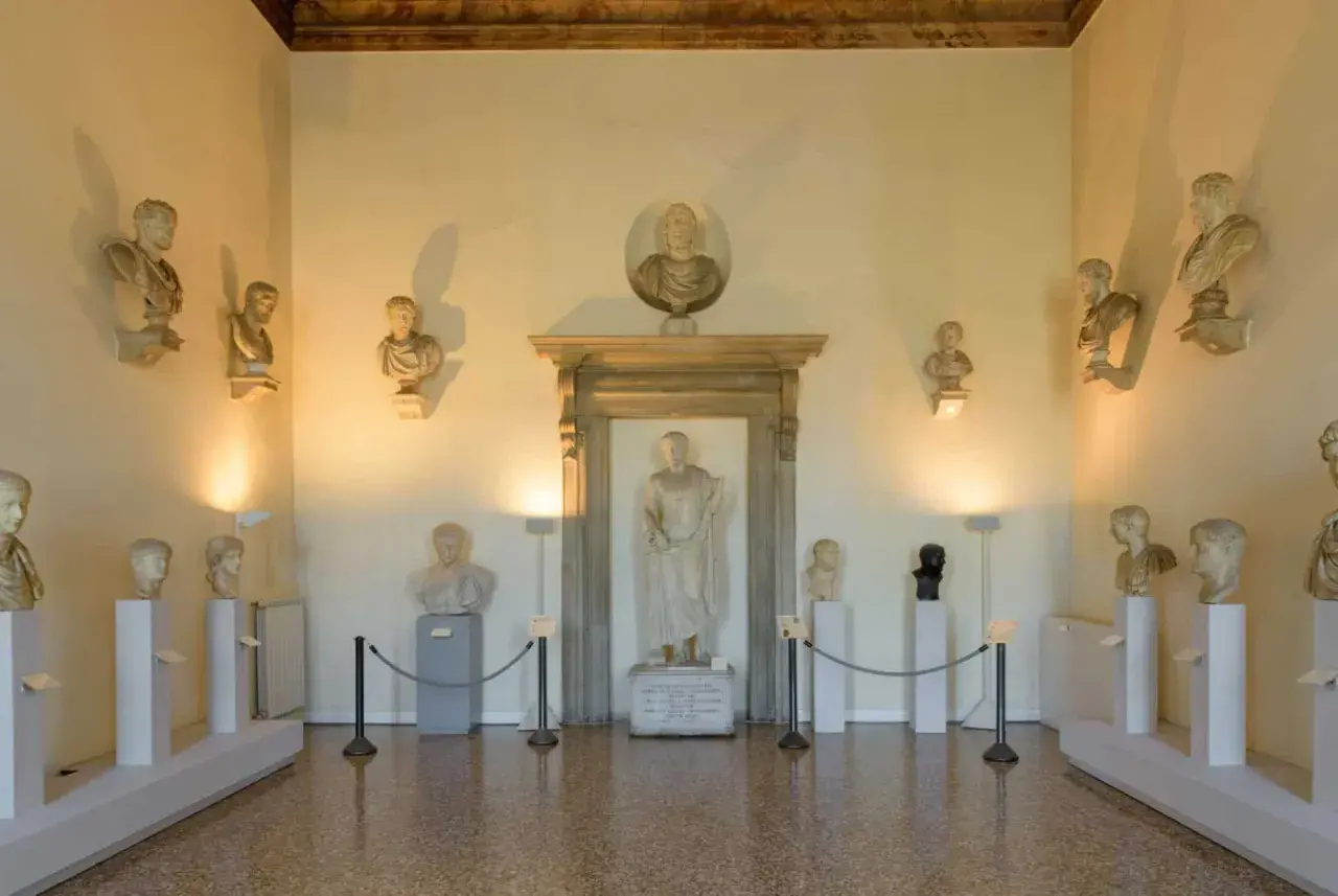 Salle du musée archéologique de Venise, avec bustes romains et statue centrale.