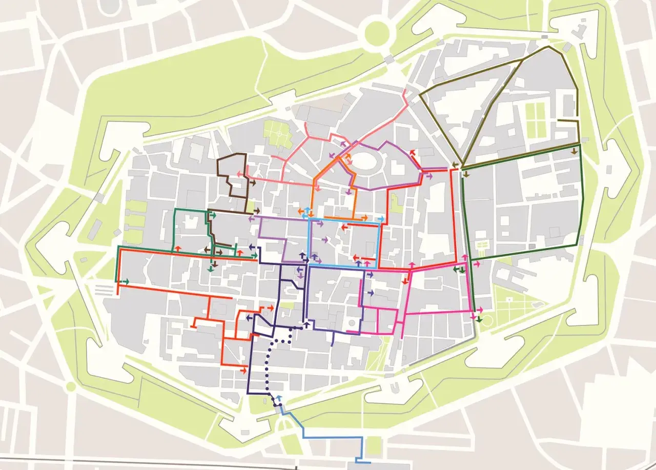 Plan de circulation coloré dans le centre historique de Lucca, indiquant les sens uniques et les itinéraires piétons.